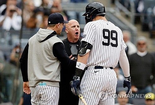 퇴장에 불만 토로하는 저지(오른쪽)