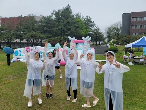 기념 사진 찍는 '색동 어린이날 큰 잔치' 참가자들