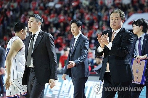 왼쪽부터 이상민 코치, 강양택 코치, 전창진 감독