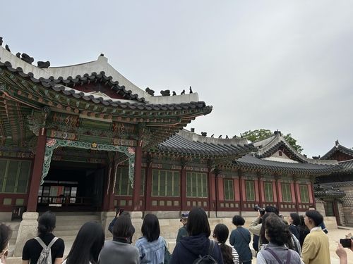 설명을 듣는 관람객들 