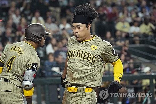 홈 플레이트를 밟는 김하성