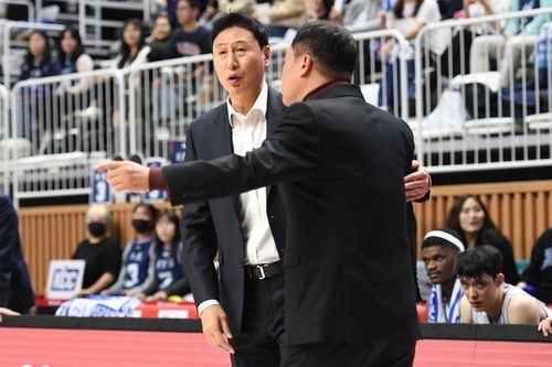 경기 도중 전창진 감독과 대화하는 강양택 코치(왼쪽)
