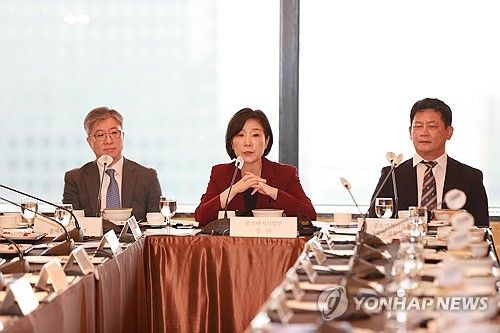 오영주 장관, 재외공관장과 조찬 간담회