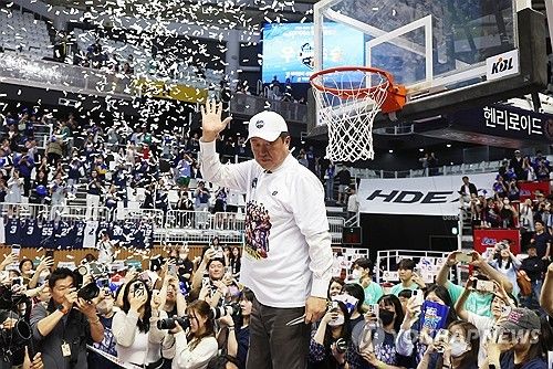 그물 세리머니 하는 전창진 감독