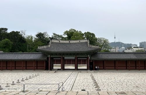 (서울=연합뉴스) 김예나 기자 = 지난달 29일 서울 창덕궁에서 열린 '아침 궁을 깨우다' 행사 현장. 조선시대 왕의 시선을 따라 국보 인정전을 뒤에 두고 바라본 궁의 모습. 2024.5.6 yes@yna.co.kr 