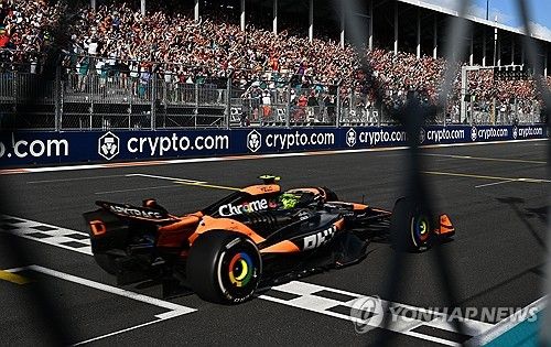 가장 먼저 결승선을 통과하는 랜도 노리스의 머신