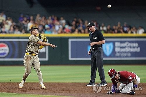 병살 수비를 하는 김하성