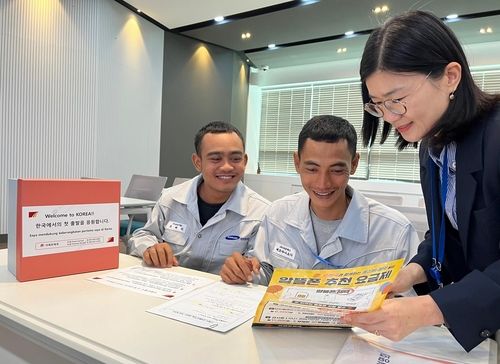 삼성중공업 거제조선소에서 외국인 근로자에게 우체국 서비스를 설명하는 모습