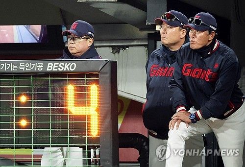 경기 지켜보는 롯데 벤치