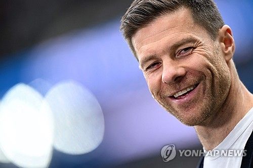 레버쿠젠 무패 우승으로 이끄는 알론소 감독