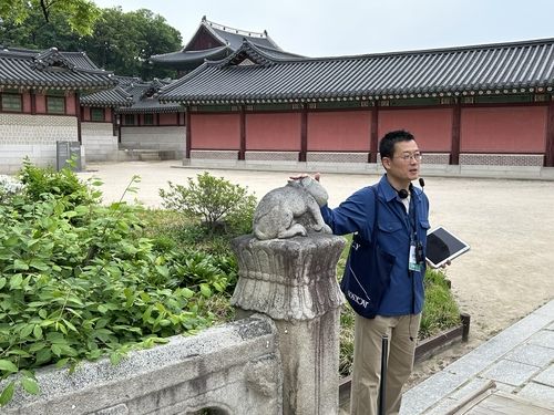 창덕궁에 관해 설명하는 이시우 작가 