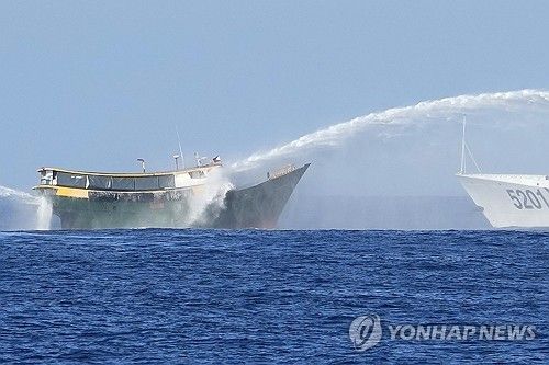 필리핀 선박에 물대포 발사하는 중국 해경