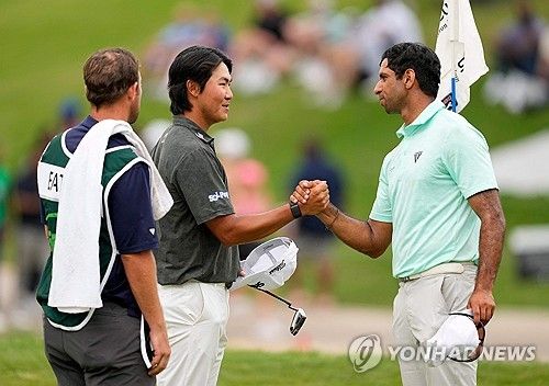 에런 라이(오른쪽·잉글랜드)와 악수하는 김성현