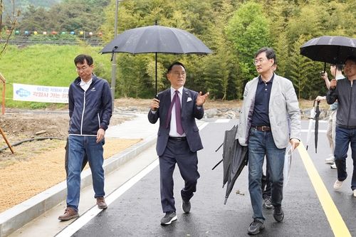현장 둘러보는 박상돈 시장(왼쪽 2번째)