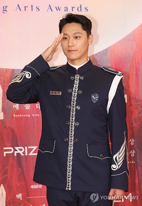 경례하는 이도현