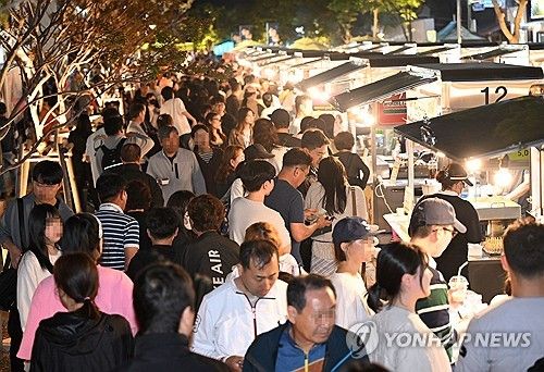 손님으로 북적이는 강릉 월화거리 야시장