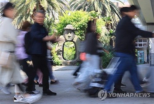 어린이날 연휴 앞두고 붐비는 제주공항