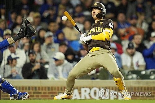 투구에 맞을 뻔한 김하성