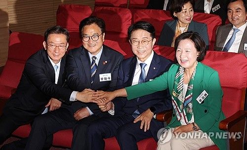 손잡은 추미애-조정식-우원식-정성호