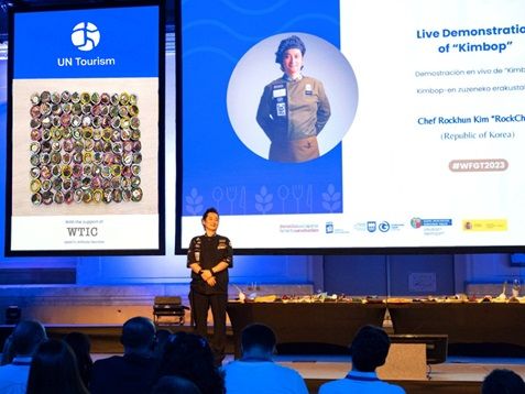 작년 11월 스페인에서 열린 UNWTO 미식관광포럼에서 기조연설하고 있는 김락훈씨. 