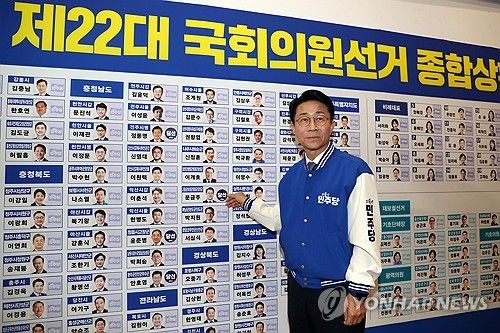당선 스티커 붙이는 조정식 사무총장