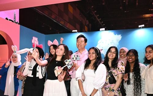 '서울마이소울 인 두바이' 행사장에서 관람객들과 사진 촬영하는 오세훈 서울시장