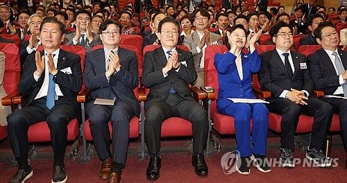 박수치는 이재명 대표와 의원들