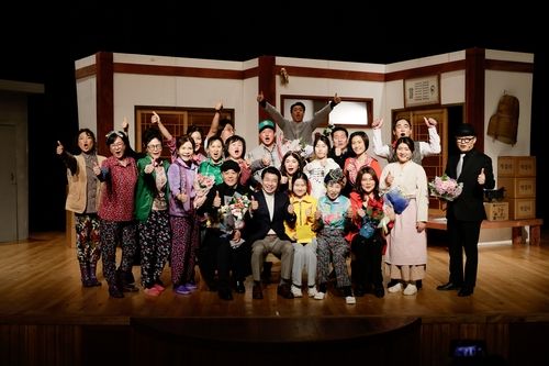 작년 12월16일 구립송파극단 창단공연 후 기념 촬영하는 서강석 구청장(중앙)