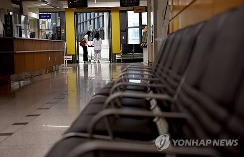 조용한 주말 외래, 병원 걷는 어린이 환자