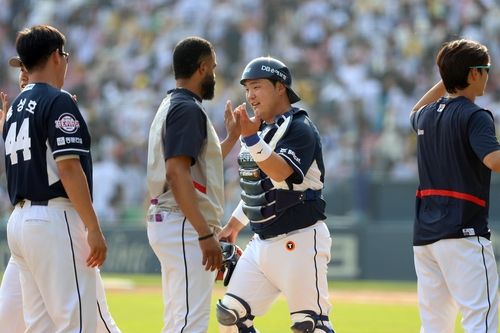 동료들과 승리의 기쁨을 나누는 김기연