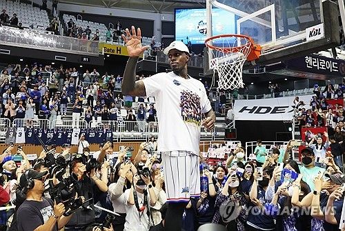 팬들에게 인사하는 라건아