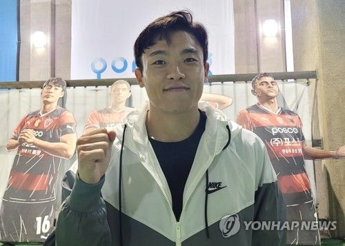 인터뷰하는 정재희