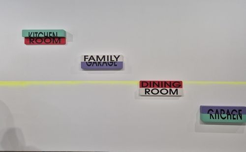 (부산=연합뉴스) 황희경 기자 = 국제갤러리 부산점에서 8일 시작한 그래픽 디자이너 김영나의 개인전 '이지 헤비'(Easy Heavy) 전시 전경. 장소를 표시하는 영어 스티커를 반반씩 잘라 붙인 작업을 입체로 만든 것이다. 2024.5.9.zitrone@yna.co.kr