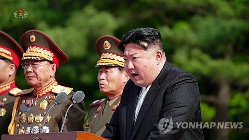 김일성군사대학서 연설하는 김정은