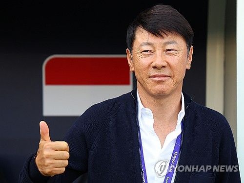 취재진 향해 인사하는 신태용 감독