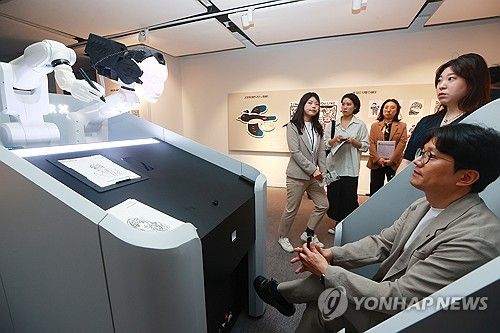 인공지능 예술가 로봇이 그려주는 초상화