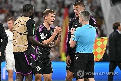 심판에게 따지는 선수들