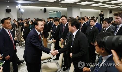 기자들과 인사하는 윤석열 대통령 