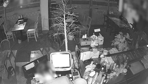 식당에서 금품 훔치는 A씨