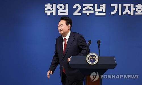 기자회견 후 밝은 표정의 윤석열 대통령