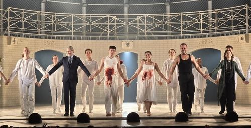 공연 후 무대 인사를 하는 무용극 '로미오와 줄리엣' 출연진들