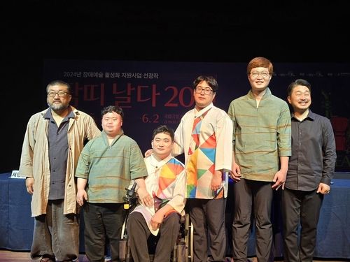 기념사진 찍는 사물놀이패 '땀띠' 멤버들 