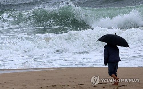 빗방울 내리는 강릉 경포해변