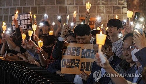촛불들고 대한민국 의료 사망 묵념하는 의사들