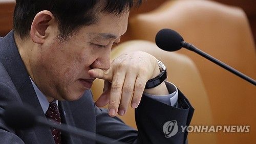 생각에 잠김 김주현 금융위원장