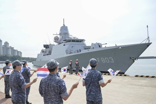 부산에 입항한 네덜란드 방공호위함 '트롬프'