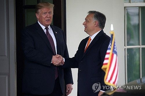 2019년 도널드 트럼프 당시 미 대통령과 백악관에서 악수를 나누는 오르반 빅토르 헝가리 총리