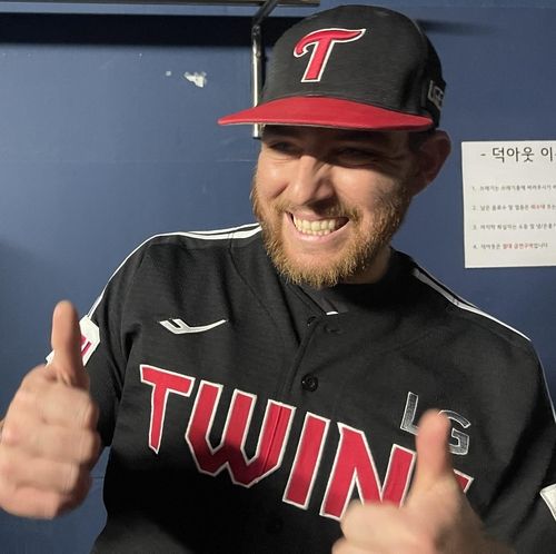 김민수의 송구를 완벽하게 잡아낸 오스틴 딘