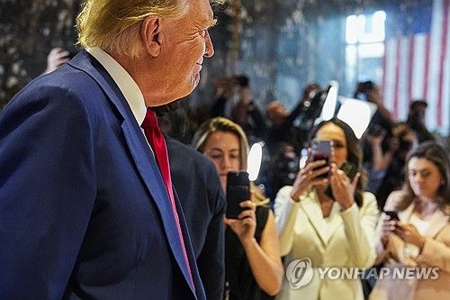 미소 지어보이는 도널드 트럼프 전 미국 대통령