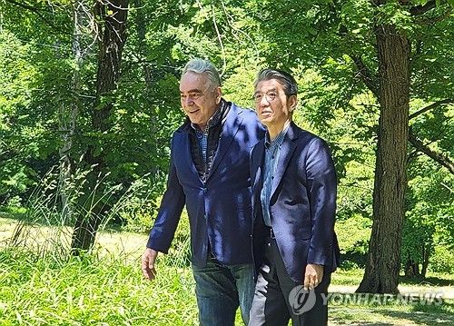 회의 장소로 이동하는 한미 외교차관